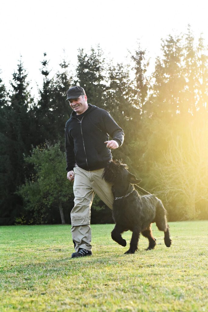 Lutz Denner mit Hund beim Trainieren