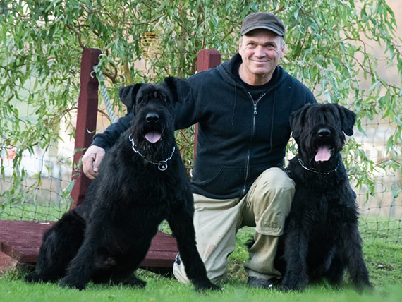 Lutz Denner kniend mit zwei Hunden