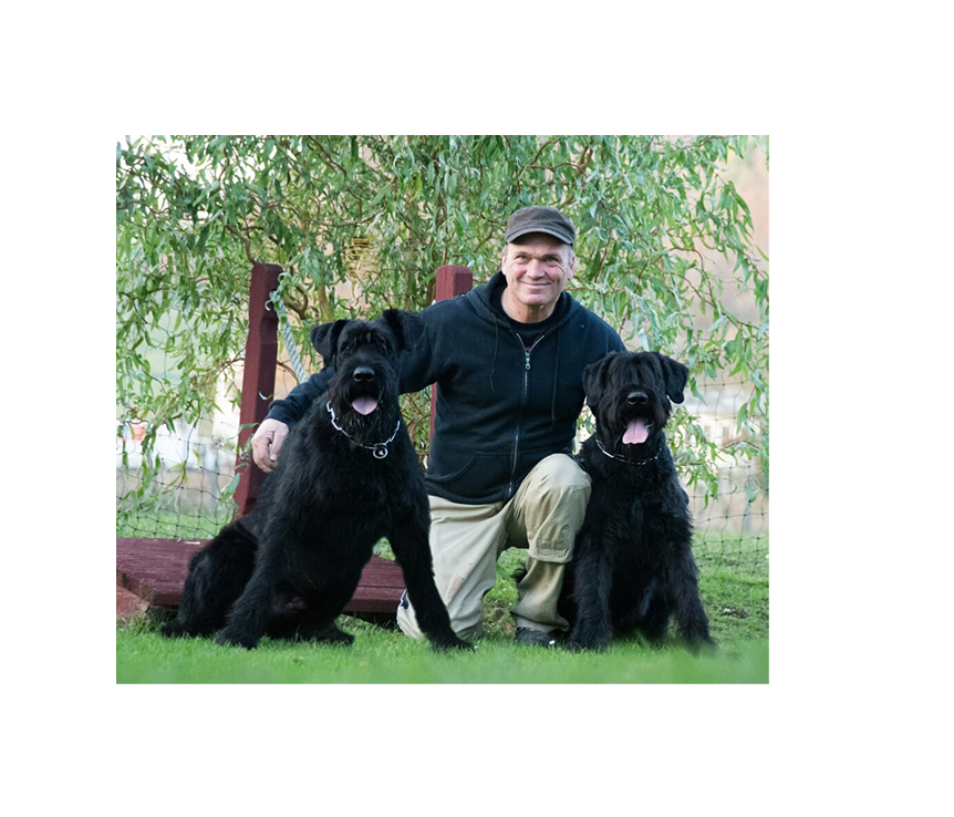 Lutz Denner kniend mit zwei Hunden